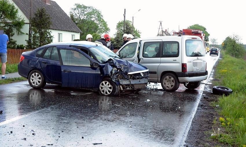 Groźny wypadek trzech aut osobowych w Turze. Co najmniej...