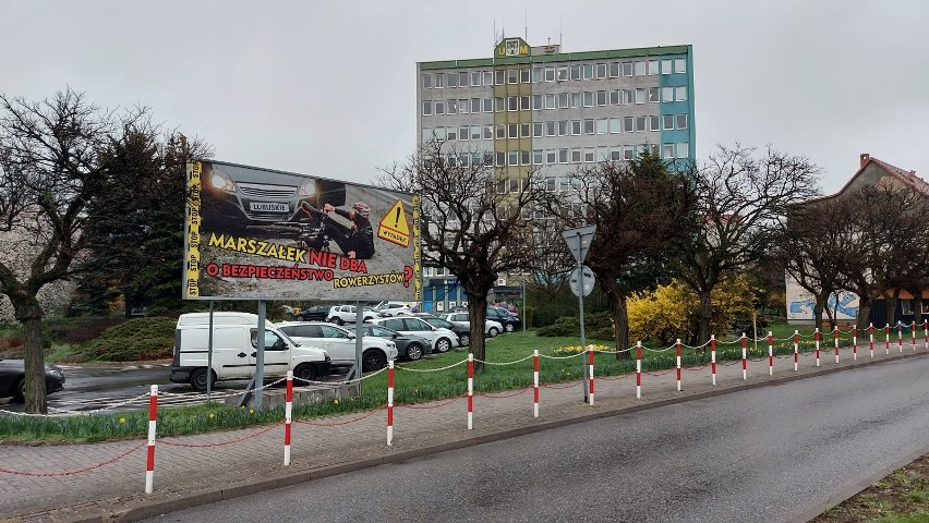 Kontrowersyjny billboard przed urzędem miasta w Zielonej...