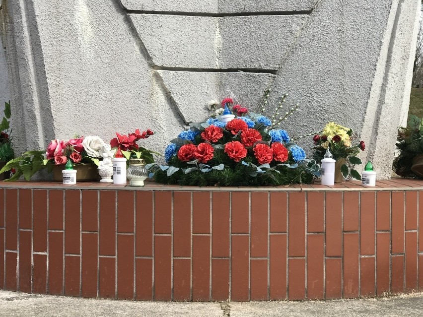 Pomnik ku czci żołnierzy Armii Czerwonej na starym cmentarzu...