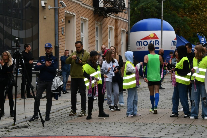 Kulisy popularnego biegu 11. Kielecka Dycha. Startowały znane osoby, była ciekawa rywalizacja na trasie. Zobacz zdjęcia