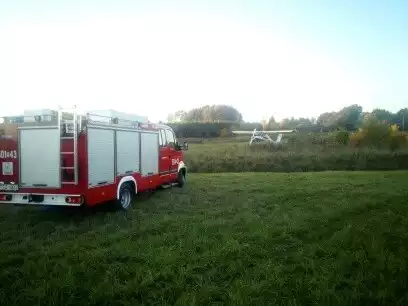 Szczęśliwie się zakończyło zdarzenie w sobotnie popołudnie, które mogło mieć bardzo tragiczny finał: ktoś widział, jak na pole pod Staszowem spada samolot…- Ze zgłoszenia, jakie dostaliśmy wynikało, że ktoś widział, jak w miejscowości Tursko Wielkie w gminie Osiek między drzewa spadł samolot. Na miejsce pojechało sześć zastępów straży – opowiada młodszy brygadier Grzegorz Rajca, zastępca komendanta powiatowego państwowej straży pożarnej w Staszowie.>>>CZYTAJ WIĘCEJ NA KOLEJNYCH SLAJDACH