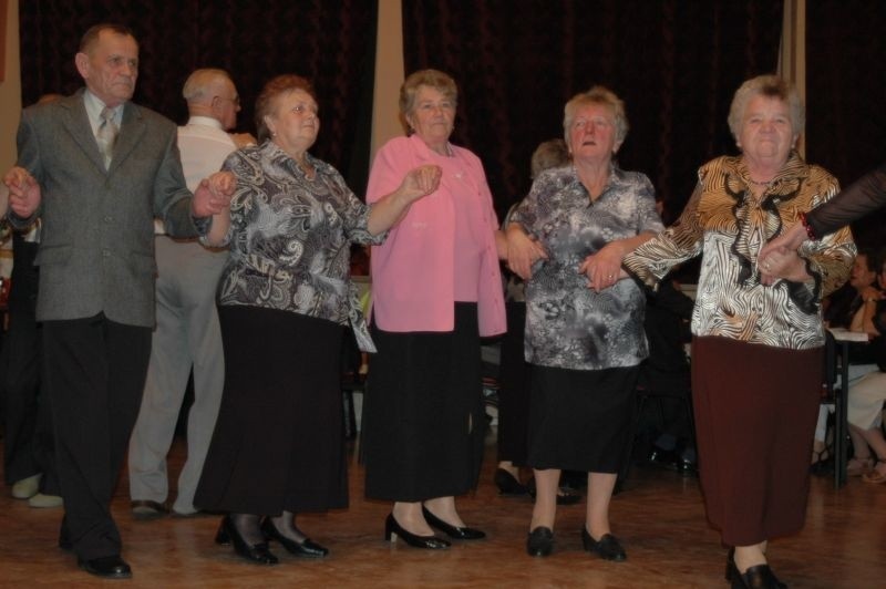 120 seniorów spotkalo sie w Miejskim Domu Kultury w Oleśnie....