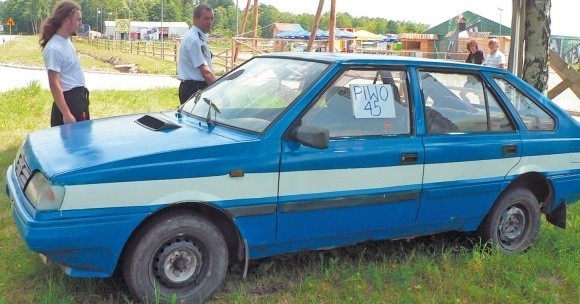 Leszek Kozłowski, komendant Straży Gminnej w Rewalu, nie ma wątpliwości, że auto kojarzy się z policyjnym radiowozem. Widoczny na zdjęciu pracownik centrum gastronomicznego zdradził nam, że samochód jest zarejestrowany, ale nie posiada obowiązkowego ubezpieczenia.