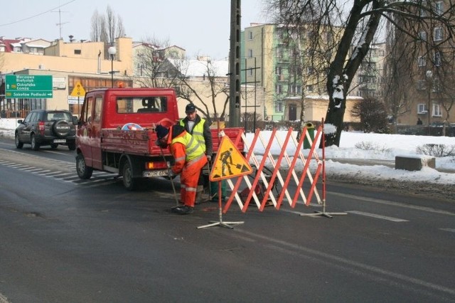 Ekipa drogowa ZGKiM nie czeka z łataniem wybojów do wiosny.