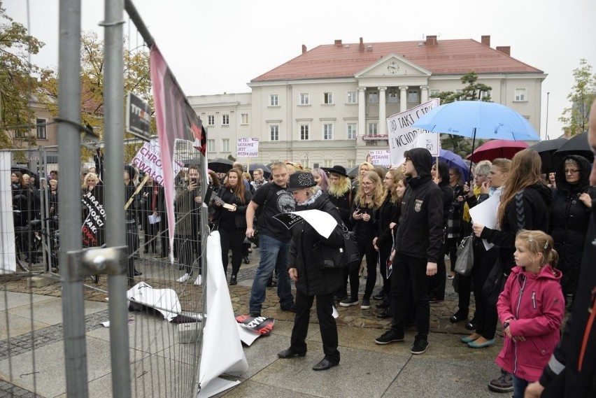 Zamieszki na Czarnym Marszu w Kielcach! Zniszczona wystawa 