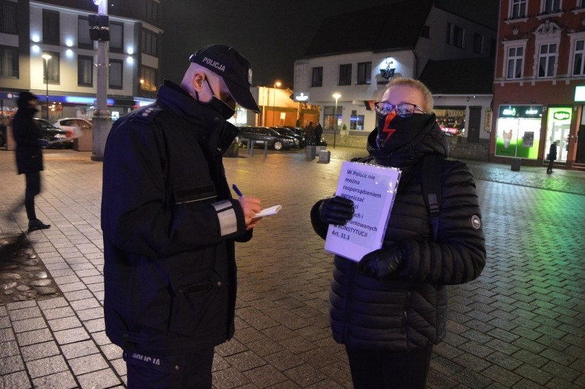 Dostali wezwanie na policję, żeby złożyć wyjaśnienia w związku z protestem w Lęborku 13 grudnia 2020 roku