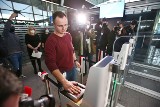 Automatyczne bramki kontroli granicznej zainstalowano na lotnisku we Wrocławiu [FILM]