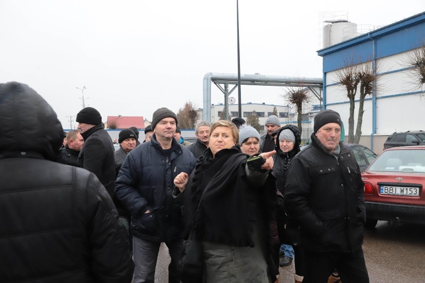 Przed siedzibą bielskiego Bielmleku, rolnicy-udziałowcy...