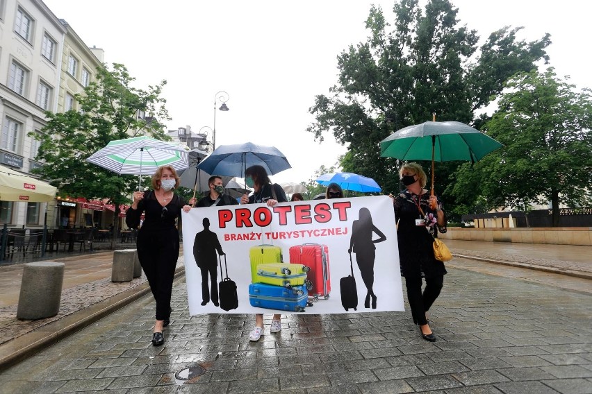 Protest pracowników branży turystycznej w Warszawie.