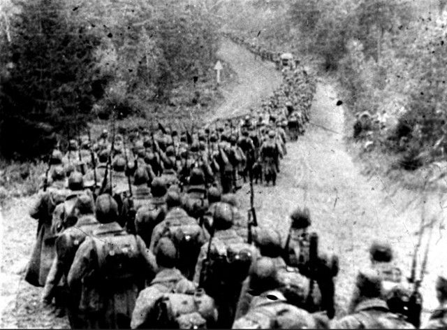 17 września 1939 roku. Kolumny piechoty sowieckiej wkraczające do Polski