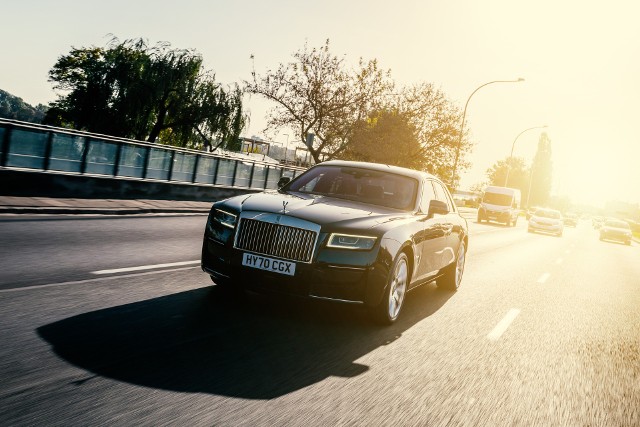 Rolls Royce Ghost IITrudno o bardziej dosadną interpretację motoryzacyjnego luksusu niż ta, którą od 114 lat proponuje Rolls Royce. Do jego królestwa dostęp mają nieliczni. Motofakty, jako jedna z pierwszych redakcji motoryzacyjnych na świecie, została zaproszona do jazd testowych nowym Rolls Roycem Ghost.Fot. Rolls Royce