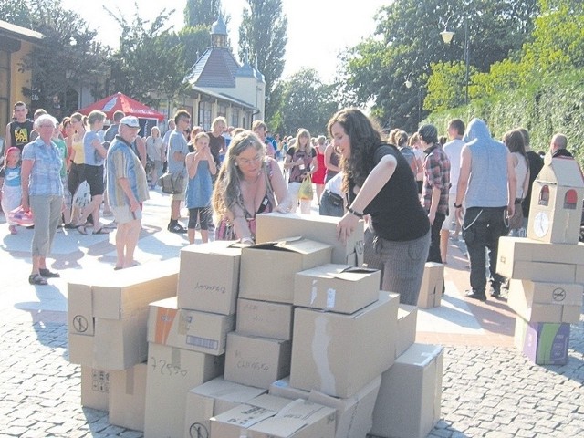 Do budowy kartonowego Muzeum Rybołówstwa przyłączali się przechodnie.