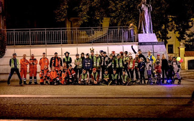 Przejazd Nightskating Białystok zakończył sezon. 104 rolkarzy jechało w strugach deszczu