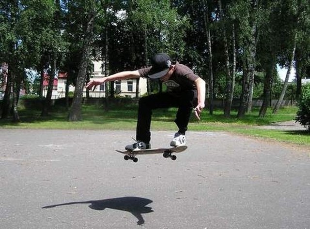 Pierwotnie bytowski skatepark planowano w parku przy ulicy Mierosławskiego.  