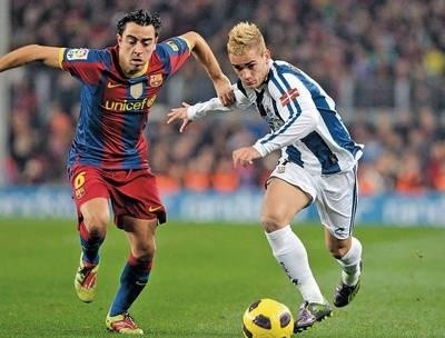 Xavi (z lewej, Barcelona) i Antoine Griezmann (Sociedad) Fot. PAP/EPA/TONI ALBIR