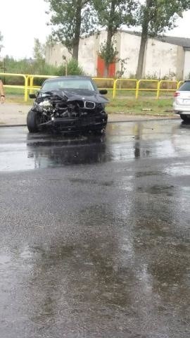 Dziś około godz. 15.30 w Dobrem przy Radziejowskiej doszło do wypadku.Na łuku drogi czołowo zderzyły się ze sobą dwa samochody osobowe - BMW i ford focus. wypadekW wyniku wypadku do szpitala trafiła 55-letnia pasażerka focusa.Policjanci ustalają szczegóły wypadku. Wiadomo, ze obaj kierowcy byli trzeźwi.Pogoda na dzień (06.09.2016)  | KUJAWSKO-POMORSKITVN Meteo Active