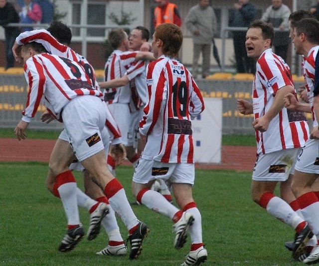 Stałe fragmenty gry przynoszą Resovii sporo goli - na zdjęciu gratulacje od kolegów przyjmuje Wiesław Kozubek (pierwszy z lewej), który trafił po rogu gola za 3 punkty.