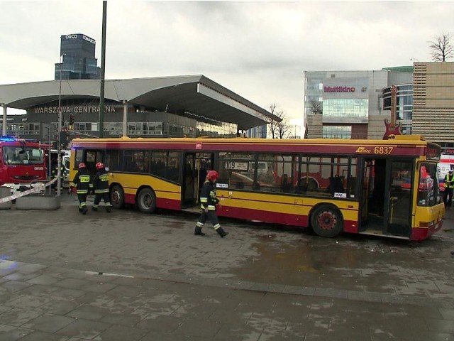 Autobus wjechał w grupę ludzi czekających na przystanku. Część osób trafiła do szpitala