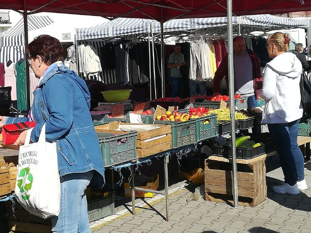 Czwartek, 2 września oznacza naszą kolejną wizytę na jędrzejowskim targu. Jak każdego czwartku miesiąca, odbył się targ na placu przy ulicy Głowackiego, słoneczna pogoda sprzyjała kupującym. Dużym zainteresowaniem cieszyły się stoiska z żywnością, przede wszystkim z warzywami i owocami. Jak prezentowały się ich ceny tym razem? Sprawdźcie je na naszych slajdach