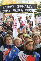 Likwidacja gimnazjów dzieli społeczeństwo. Nieco więcej z nas jest "za" [WYNIKI SONDAŻU]