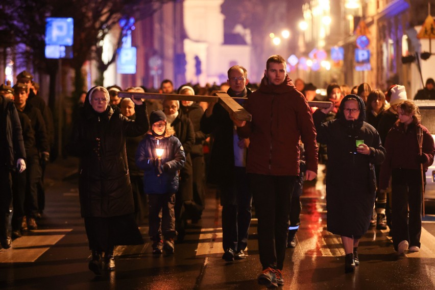 Niezwykła Nocna Droga Krzyżowa. Z lampionami i świecami przeszli przez centrum Krakowa ZDJĘCIA
