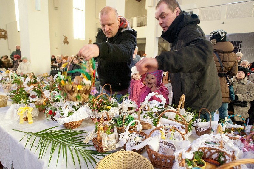 Święcenie pokarmów. Parafia św. Rodziny przy ul. Grottgera w Słupsku