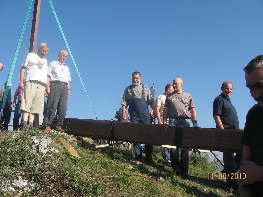 Krzyż na skale w Nielepicach był stawiany już pięciokrotnie....