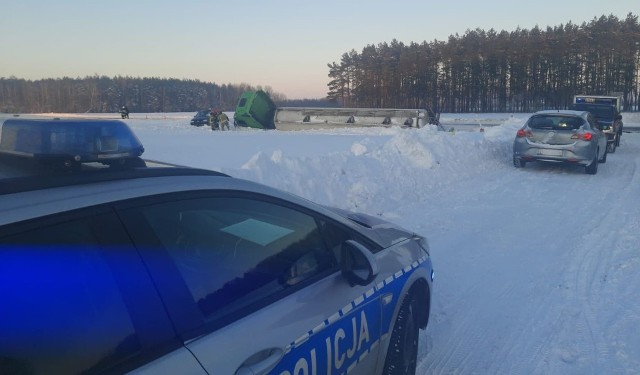 Brzozowo. Wypadek podczas wyprzedzania. Cysterna zderzyła się z volkswagenem. Trzy osoby trafiły do szpitala