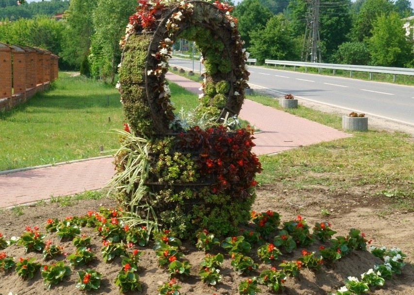 Kwiatowy witacz i inne roślinne ozdoby w Brodach