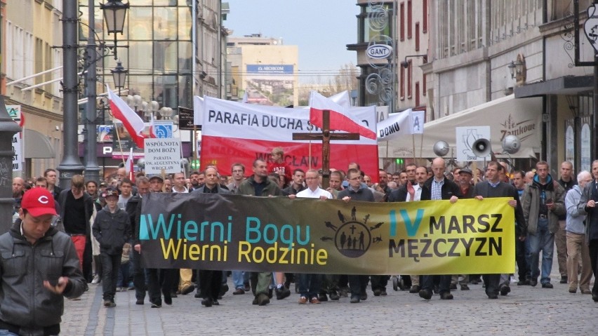 Marsz mężczyzn przeszedł przez centrum miasta. Bronili chrześcijańskich wartości (ZDJĘCIA)