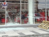 Lubartów: Kobieta pomyliła gaz z hamulcem i rozbiła witrynę sklepową