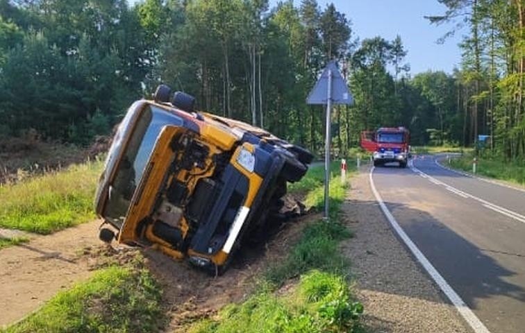 Na drodze między Kozłowem, a Wojciechowem ciężarówka wpadła...