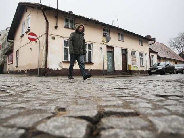 Nawet po naprawieniu nawierzchnia ulicy Chopina w Ustce była wczoraj nierówna. Kostki wypadają.