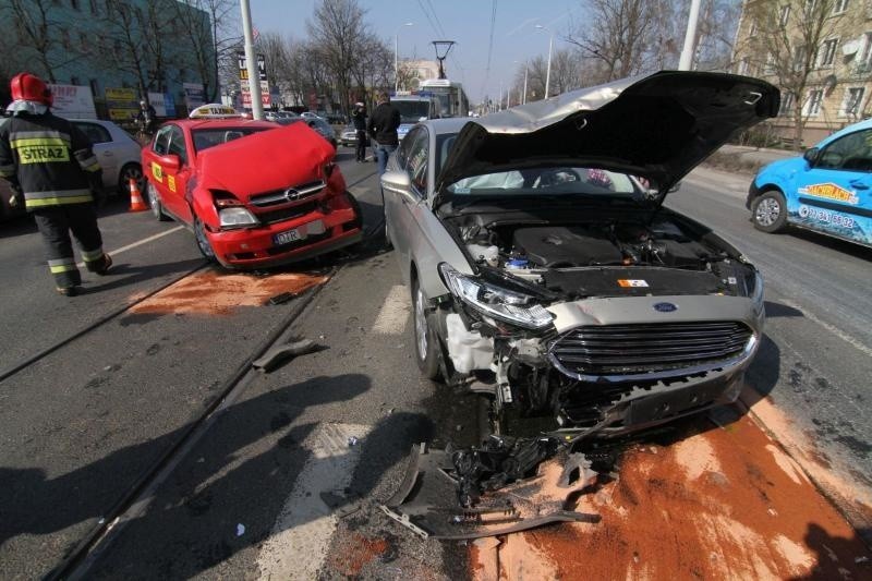 Wypadek na Krakowskiej, taksówka zderzyła się z fordem