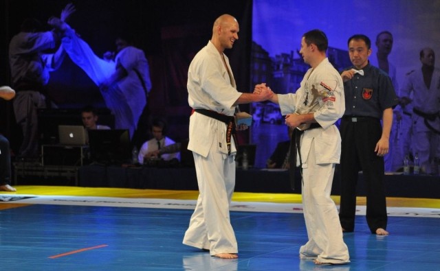 Karateka Mateusz Garbacz (z prawej) uroczyście zakończył bogatą, obfitującą w sukcesy karierę sportową.