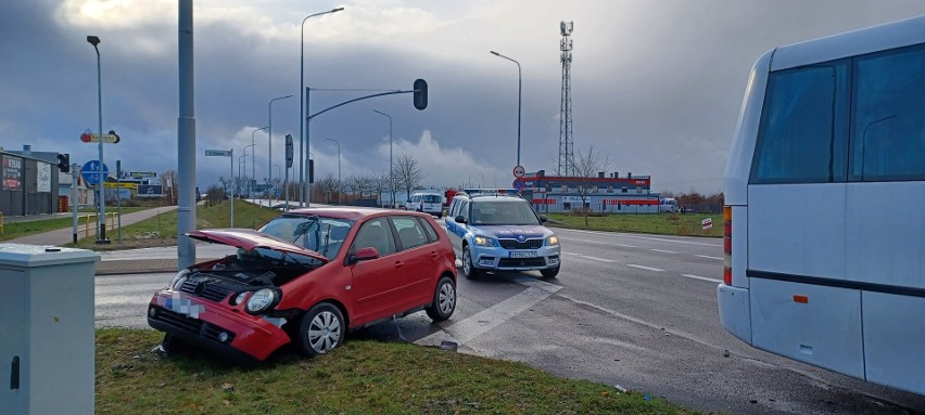 Wypadek na obwodnicy Człuchowa - samochód osobowy zderzył się z autobusem, jedna osoba została ranna!