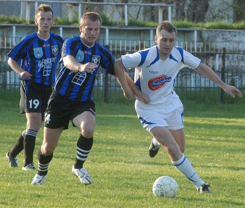 Mecz w Tyczynie pomiedzy Strugiem (niebiesko-czarne stroje),...