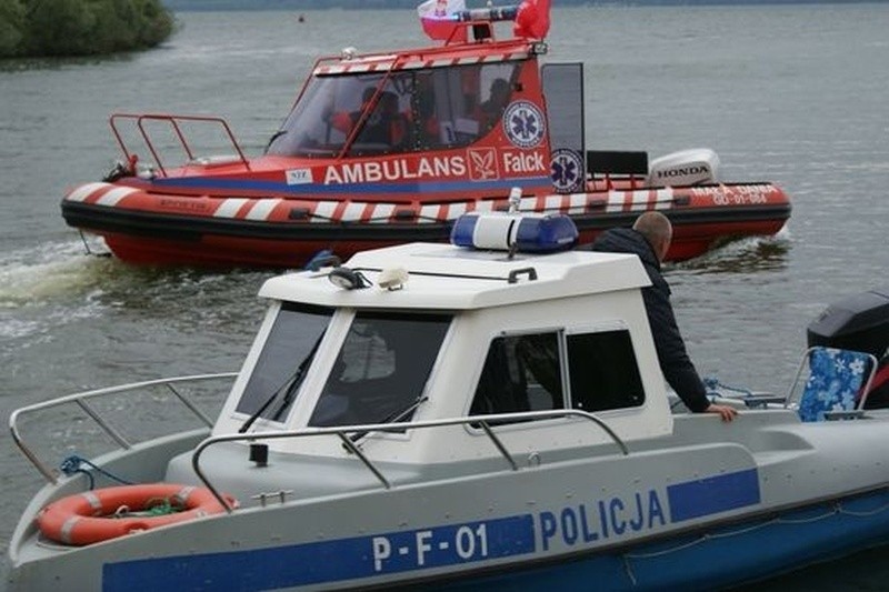 Trzy osoby uratowane na zbiorniku Jeziorsko! Obywatel Niemiec pływał bez uprawnień [zdjęcia]