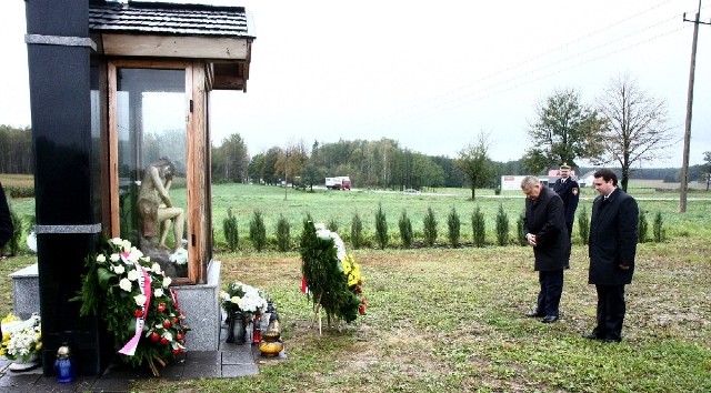 Prezydent Białegostoku składa wieniec przy kaplicy w miejscu wypadku