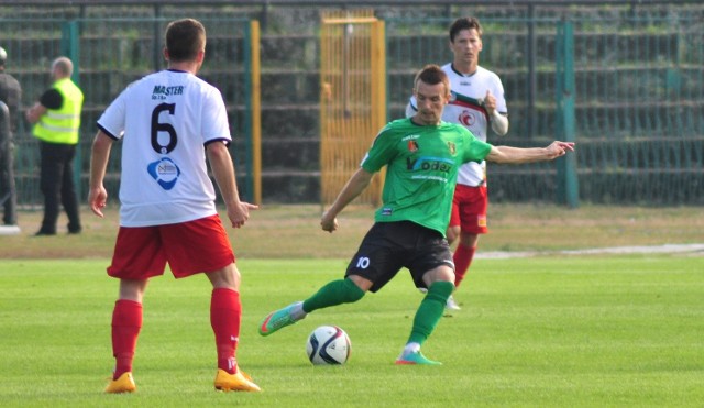 Pomocnik Stali Stalowa Wola Damian Łanucha (z piłką) strzelił w jesiennym meczu z GKS-em Tychy gola, który dał ostatecznie jeden punkt. W sobotę trzeba wygrać.