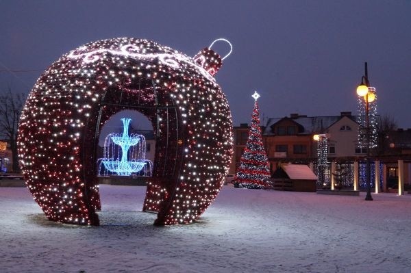 Iluminacja świąteczna w Koziegłowach już się świeci i wprowadza nas w nastrój Bożego Narodzenia. Nowością jest bombka na Rynku