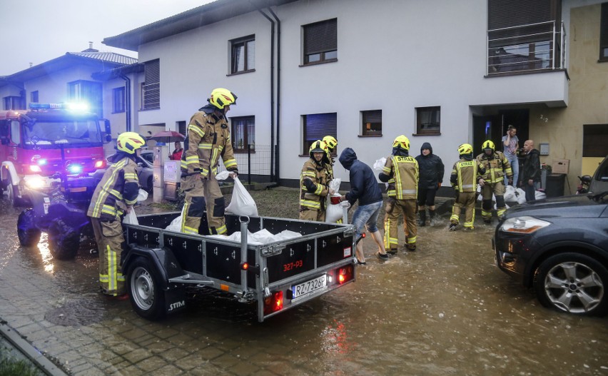 W poniedziałek nad Podkarpaciem przeszły gwałtowne ulewy. W...