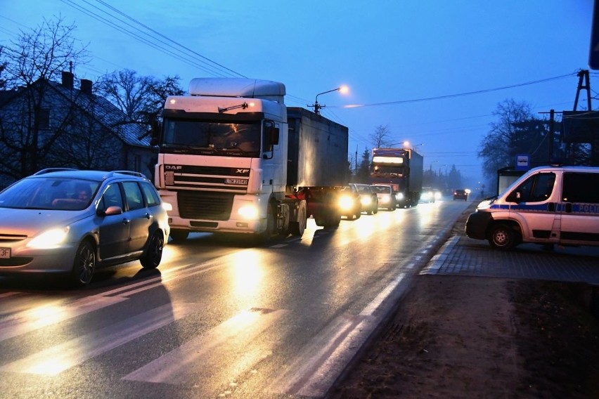 Blokada drogi i... wielkie korki. Mieszkańcy Brzezin znów strajkowali (WIDEO, zdjęcia)