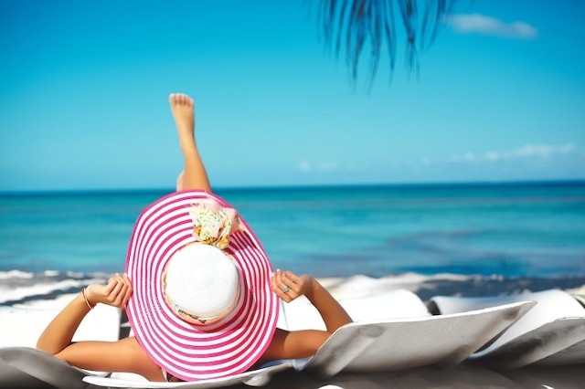 Ochrona włosów przed słońcem - wybierz modny kapelusz i kosmetyki z filtrem