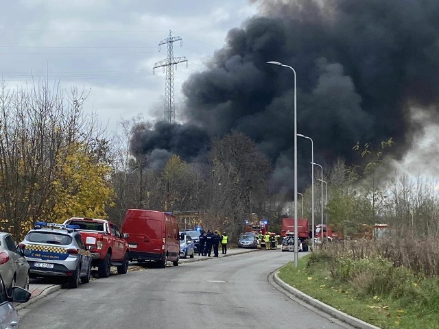 Płonie hala z chemikaliami w Kędzierzynie-Koźlu. Sytuacja jest bardzo poważna. Na miejscu pracuje kilkanaście zastępów straży pożarnej.
