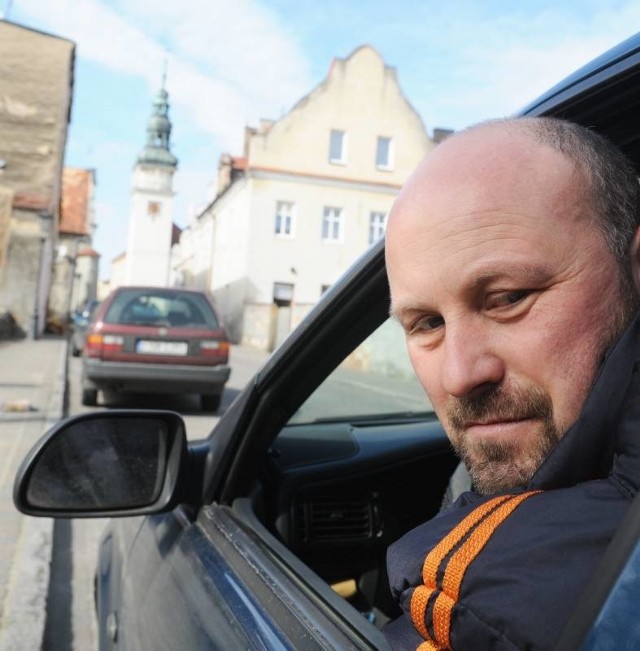 Leszek Szczygieł chwali sobie nowy drogowy ład. Nie ma już ulic jednokierunkowych i mniej jest znaków drogowych.