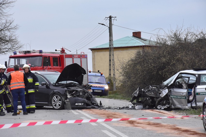 Groźny wypadek w Piekoszowie. Są ranni. Droga do Rykoszyna zablokowana