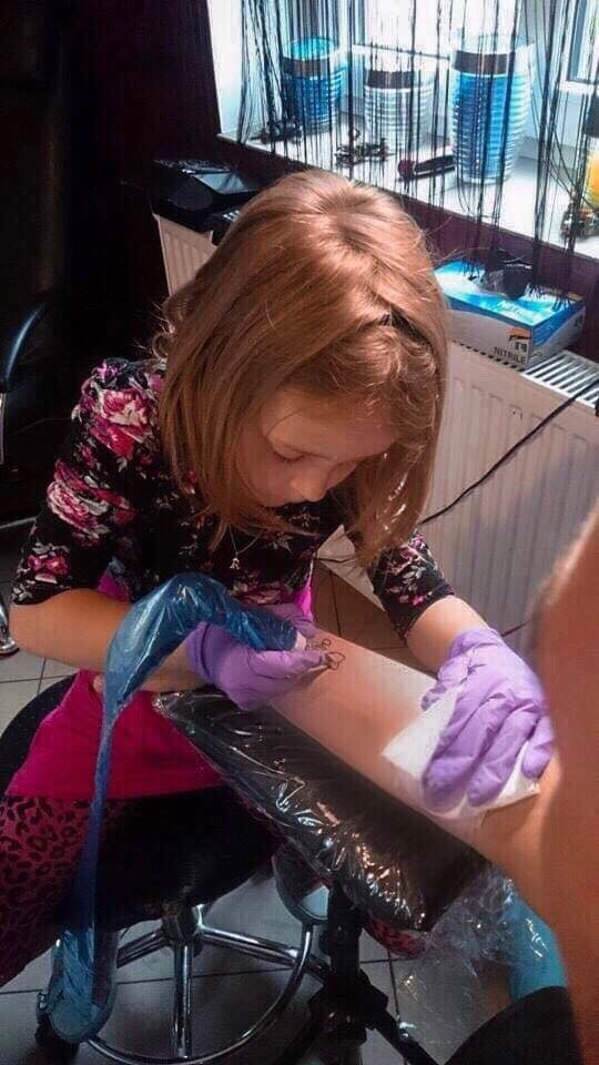 Oliwka miała siedem lat, gdy wykonała pierwszy tatuaż....