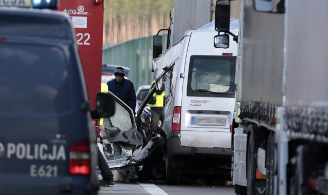 Do tragicznego wypadku doszło we wtorek 29 marca na S3 na odcinku Sulech&oacute;w - Świebodzin. W tył ciężar&oacute;wki uderzył rozpędzony bus ford. Na miejscu zginęło sześć os&oacute;b z busa. Kierowca ciężar&oacute;wki, w kt&oacute;rą uderzył bus jest w ciężkim stanie. Zginęli pracownicy firmy z G&oacute;rnego Śląska, kt&oacute;rzy jechali do pracy w Niemczech.Więcej szczeg&oacute;ł&oacute;w ---&gt;Tragiczny wypadek na S3. Sześć os&oacute;b nie żyje