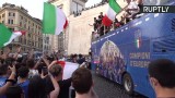 Włoscy piłkarze przejechali otwartym autobusem ulicami Rzymu. Towarzyszyły im tysiące kibiców [WIDEO]